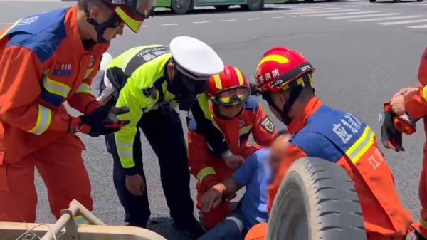 高考考点附近发生车祸 江苏消防迅速出动救援