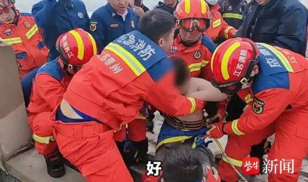 江苏11岁男孩,天台打雪仗失足坠落! 江苏11岁男孩,天台打雪仗失足坠落!
